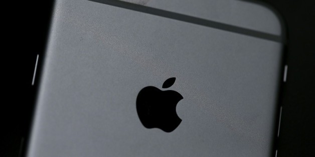 Le logo d'Apple sur un iPhone 6, le 21 juillet 2015 à San Francisco