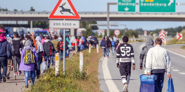 Flüchtlinge auf einer dänischen Autobahn am Mittwoch