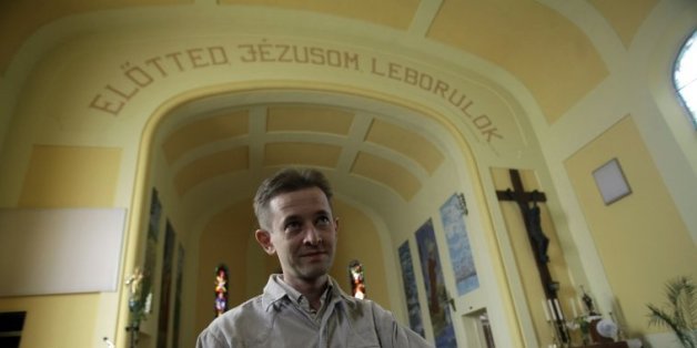 Le prêtre hongrois Thomas Liszkai dans son église à Röszke, lors d'une interview à l'AFP, le 9 septembre 2015