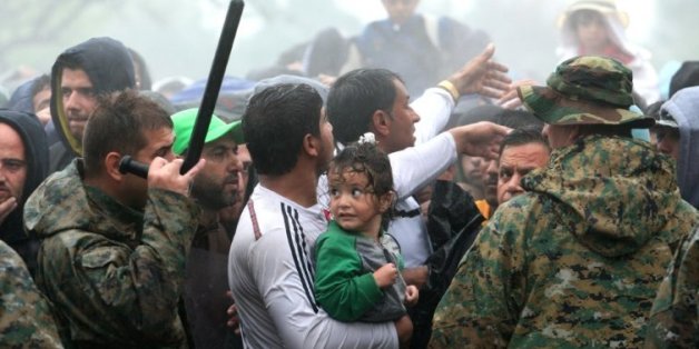 Des migrants et réfugiés attendent de traverser la frontière entre la Grèce et la Macédoine, le 10 septembre 2015 à Idomeni