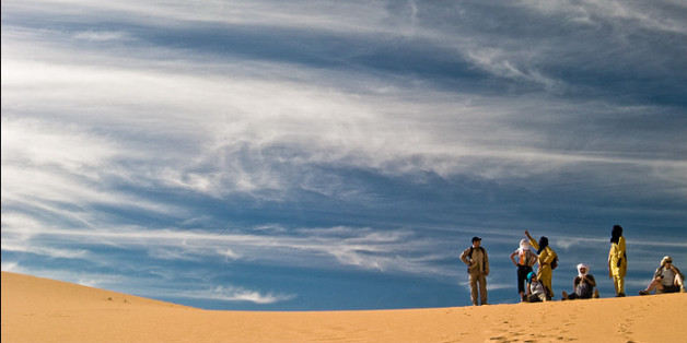 Randonnée dans les dunes près de Djanet, dans le sud algérien, le 2 avril 2006