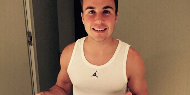 Mario Götze präsentiert sein Werk
