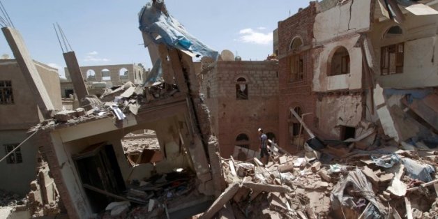 Les ruines de bâtiments après un raid mené par l'Arabie saoudite, le 10 septembre 2015