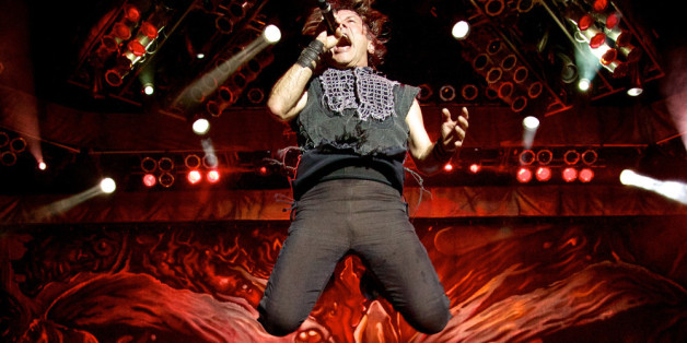 Iron-Maiden-Frontmann Bruce Dickinson macht nicht nur auf der Bühne Luftsprünge