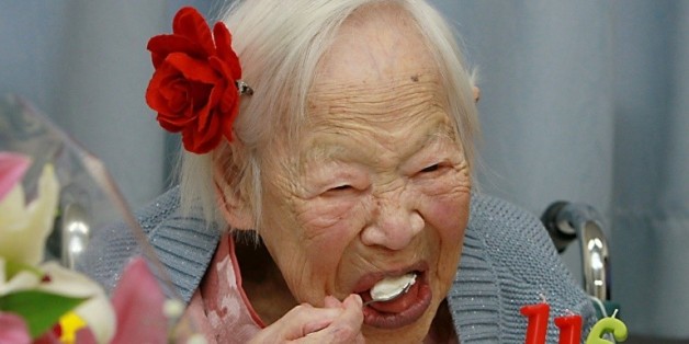 Misao Okawa, la femme la plus âgée du monde, mange son gâteau d'anniversaire pour ses 116 ans, le 5 mars 2015 à Osaka, au Japon