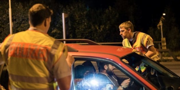 Un véhicule contrôlé par des policiers allemands le 13 septembre 2015 à Freilassing à la frontière de l'Allemagne et de l'Autriche