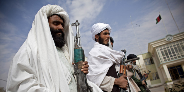 Taliban-Kämpfer übergeben ihre Waffen im Jahr 2010