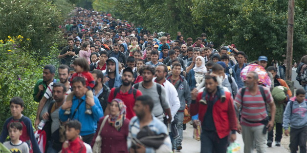 Flüchtlingszug bewegt sich von Ungarn nach Österreich