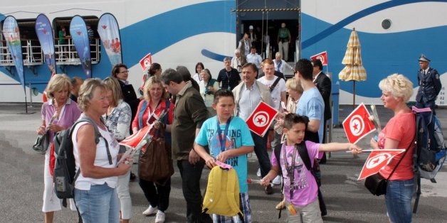 Touristes arrivant en Tunisie