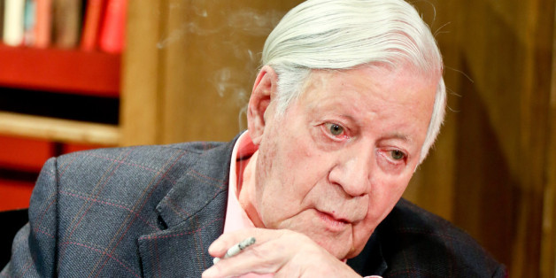 Nur echt mit Zigarette: Altkanzler Helmut Schmidt