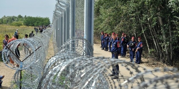 Migrants et réfugiés le 15 septembre 2015 d'un côté de la clôture barbelée près de Horgos en Serbie