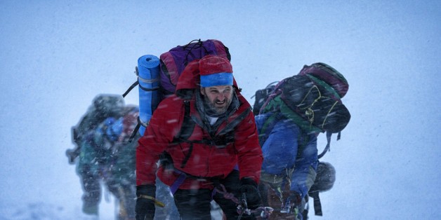 Rob Hall (Jason Clarke, M.) kämpft sich den Mount Everest hoch