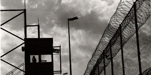 the fence arround the spanisch enclave of melilla in 2006. pictures by Sara Prestianni taken from <a href="http://193.204.255.27/~migranti/spip.php?rubrique64">storie migranti</a>