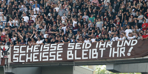 Fans des FC St. Pauli: Mit diesem Transparent ist Zweitligarivale RB Leipzig gemeint