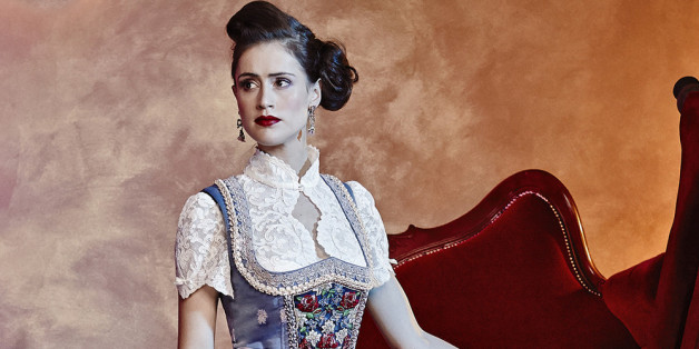 Ein Dirndl muss gut passen, der Rest ist Geschmackssache: Manchen Frauen stehen auffälligere Modelle wie zum Beispiel von Designerin Lola Paltinger sehr gut, erklärt Wandungen.