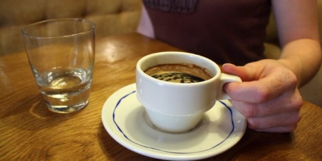 C'est la première fois qu'une étude révèle dans quelle mesure la caféine absorbée le soir retarde l'horloge circadienne interne, qui nous signale le moment de dormir et de se réveiller au niveau cellulaire.