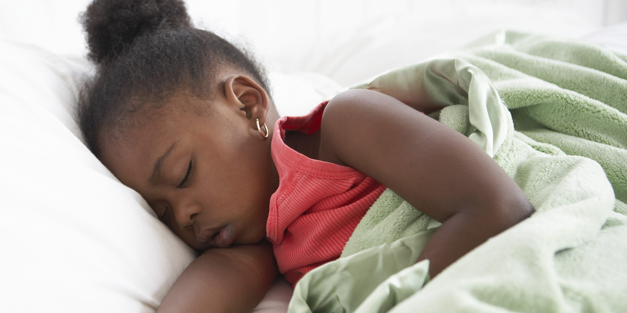 Sleep on dear little child. Девочка тоддлер в кровати. Афро мереканцы кровать.