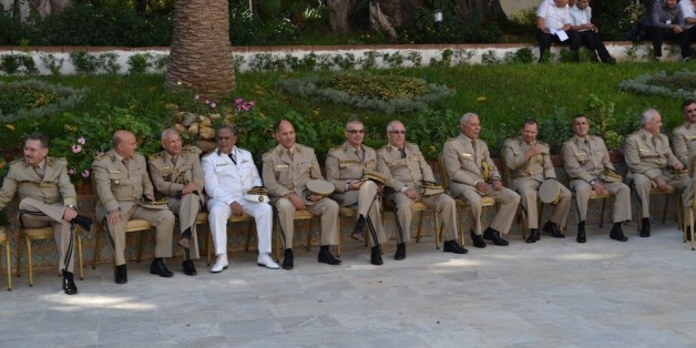 Des officiers généraux de l’armée au palais du peuple en attente du cercueil de Chadli Bendjedid en Octobre 2012