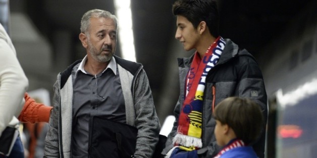 Osama Abdul Mohsen (g) et ses deux fils, le 16 septembre 2015 dans la gare de Barcelone © AFP LLUIS GENE, JOSEP LAGO