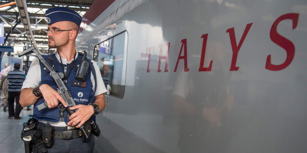 Sicherheitskräfte vor dem Thalys-Zug in Paris