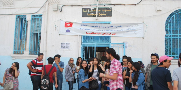 Tunisian bac students stand outside a school after taking the exam.<a href="http://www.magharebia.com/r/c0bo" rel="nofollow">www.magharebia.com/r/c0bo</a>ØªÙØ§Ù
ÙØ° Ø§ÙØ¨ÙاÙÙØ±Ùا ÙÙÙÙ٠أÙ
اÙ
Ù
درسة بعد إجراء Ø§ÙØ§Ù
ØªØØ§Ù Ù٠تÙÙØ³.<a href="http://www.magharebia.com/r/b349" rel="nofollow">www.magharebia.com/r/b349</a>Des candidats tunisiens au bac devant un