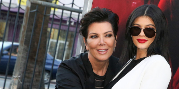 Kylie Jenner (r.) weckt bei Mutter Kris offenbar immer noch den Beschützerinstinkt