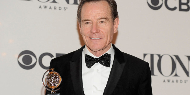Stolz hält Bryan Cranston den Tony-Award in Händen, den er für seine Theater-Darstellung als Präsident gewonnen hat