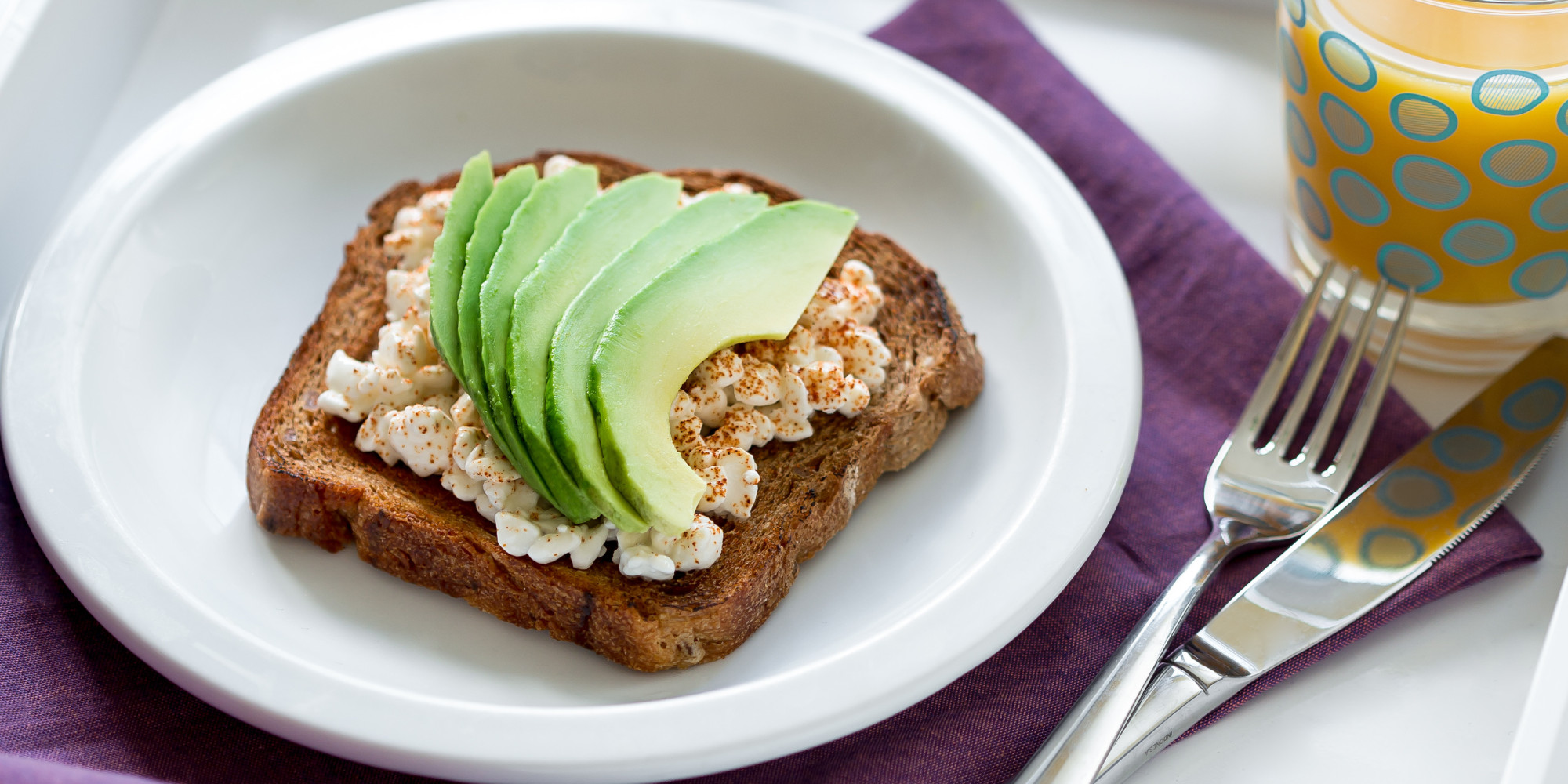 Pan tostado con queso cottage y aguacate HuffPost