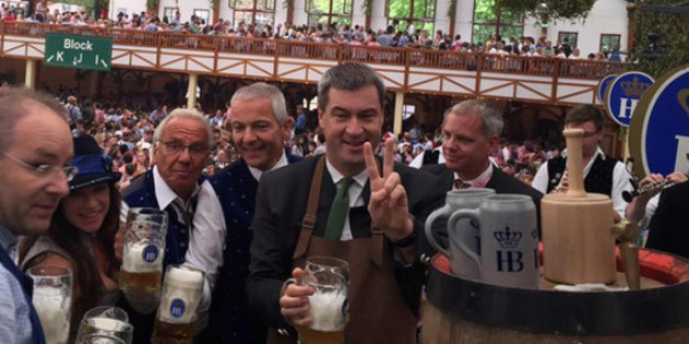 Markus Söder gönnt sich die erste Maß