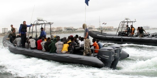 Des migrants dans un bateau des garde-côtes libyens après qu'ils ont été secourus au large de la ville de Qarabulli, à 60 km à l'est de Tripoli, le 7 septembre 2015
