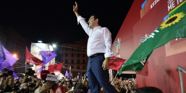 Alexis Tsipras acclamé par les supporteurs de Syriza après la victoire de la gauche radicale aux législatives le 20 septembre 2015 à Athènes © AFP LOUISA GOULIAMAKI