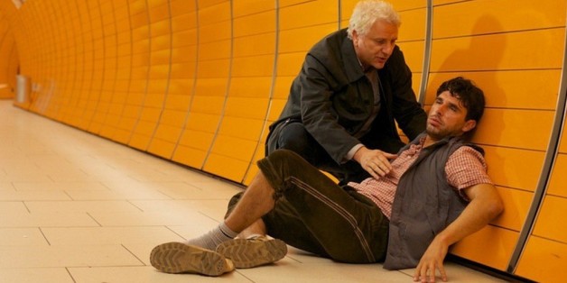 Szene aus dem "Tatort: Die letzte Wiesn": Kommissar Franz Leitmayr (Udo Wachtveitl, l.) kümmert sich um einen scheinbar total betrunkenen Italiener.