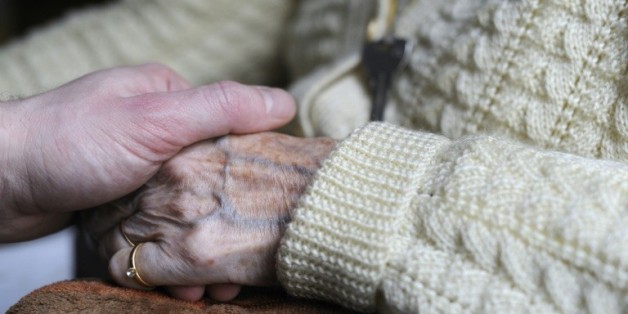 Une personne souffrant de la maladie d'Alzheimer avec un proche le 18 mars 2011 dans une maison de retraite de la région parisienne