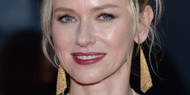 Naomi Watts kennt den Trend: Hier trägt sie goldene Ohrringe bei einer Filmpremiere in Toronto