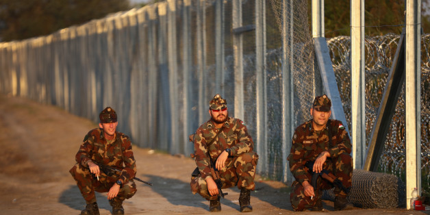 Soldaten beim Aufbau des Zauns an der Grenze zu Serbien