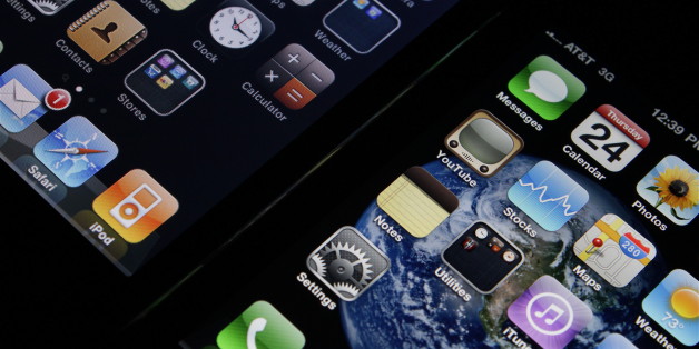The Retina Display on iPhone 4 (right) compared with the display on iPhone 3G (left).