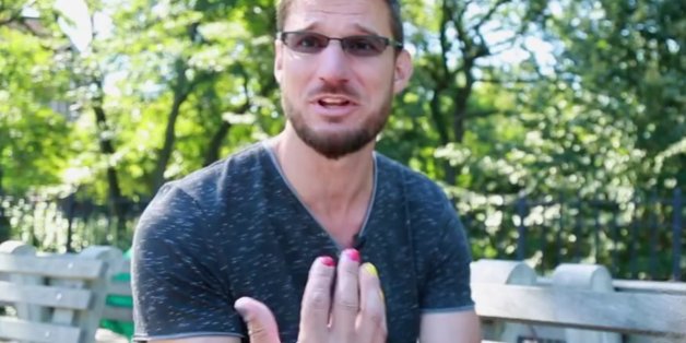 Nathan Bond lässt sich von seiner Tochter die Fingernägel lackieren