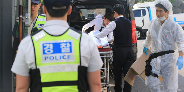 21일 오전, 경찰이 사건 현장의 출입을 통제하고, 시신을 수습하고 있다