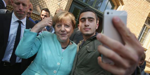Bundeskanzlerin Angela Merkel mit einem Flüchtling