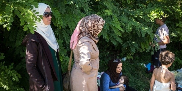 Des femmes attendent à Bapska en Croatie à la frontière avec la Serbie, le 23 septembre de monter dans des autobus pour les conduire dans un centre de transit © AFP FEDERICO SCOPPA