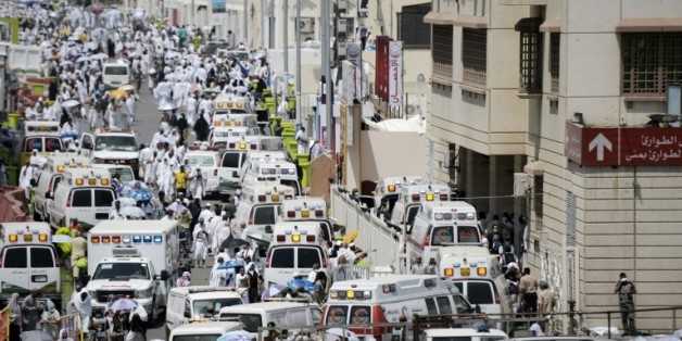 Des ambulances transportent les blessés à l'hôpital de Mina, près de la Mecque, après une bousculade durant le pèlerinage qui a fait près de 500 morts, le 24 septembre 2015