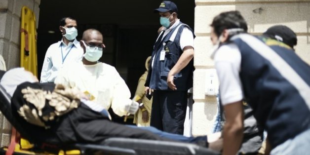 Des secouristes saoudiens viennent en aide aux blessés le 24 septembre 2015 à Mina près de la Mecque a fait près de 500 morts