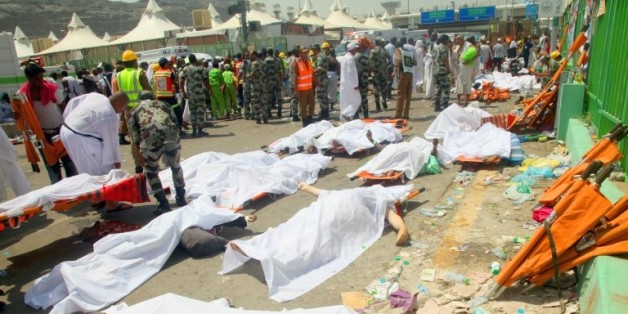 Les services de secours saoudiens rassemblent les corps des victimes d'une bousculade à Mina, près de La Mecque, le 24 septembre 2015, en Arabie Saoudite