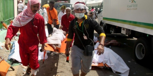 Les services de secours saoudiens transportent un blessé de la bousculade meurtrière à Mina, près de La Mecque, le 24 septembre 2015, en Arabie Saoudite