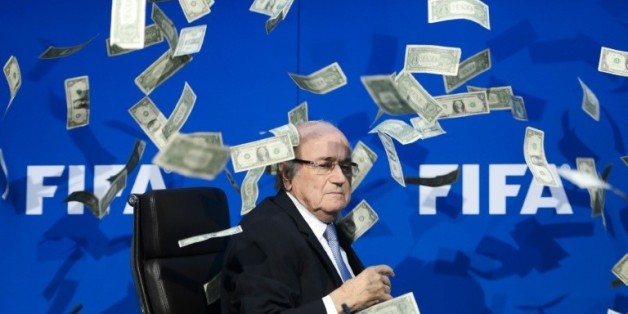 Le président démissionnaire de la Fifa Joseph Blatter reçoit des faux dollars lancés par un manifestant, le 20 juillet 2015 à Zurich