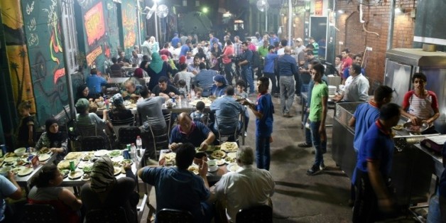 Des Egyptiens dînent dans un restaurant de la banlieue nord du Caire le 1er septembre 2015 © AFP MOHAMED EL-SHAHED