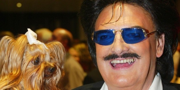 Rudolph Moshammer, wie man ihn zu Lebzeiten kannte: Mit Lächeln im Gesicht und Daisy auf dem Arm