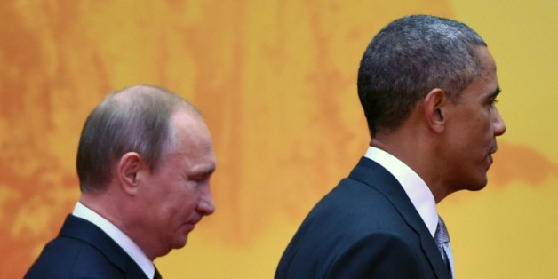Les présidents américain Barack Obama (d) et Vladimir Poutine, le 11 novembre 2014 au sommet Asie-Pacifique, au nord de Pékin, en Chine