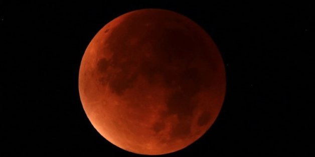 La lune rouge photographiée depuis Essen, dans l'ouest de l'Allemagne, le 28 septembre 2015