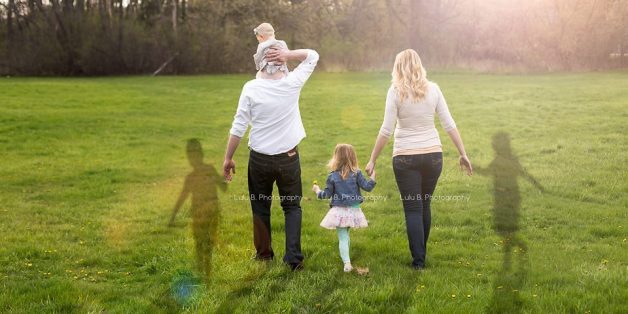 Die sechsköpfige Familie ist auf dem Bild wieder komplett.